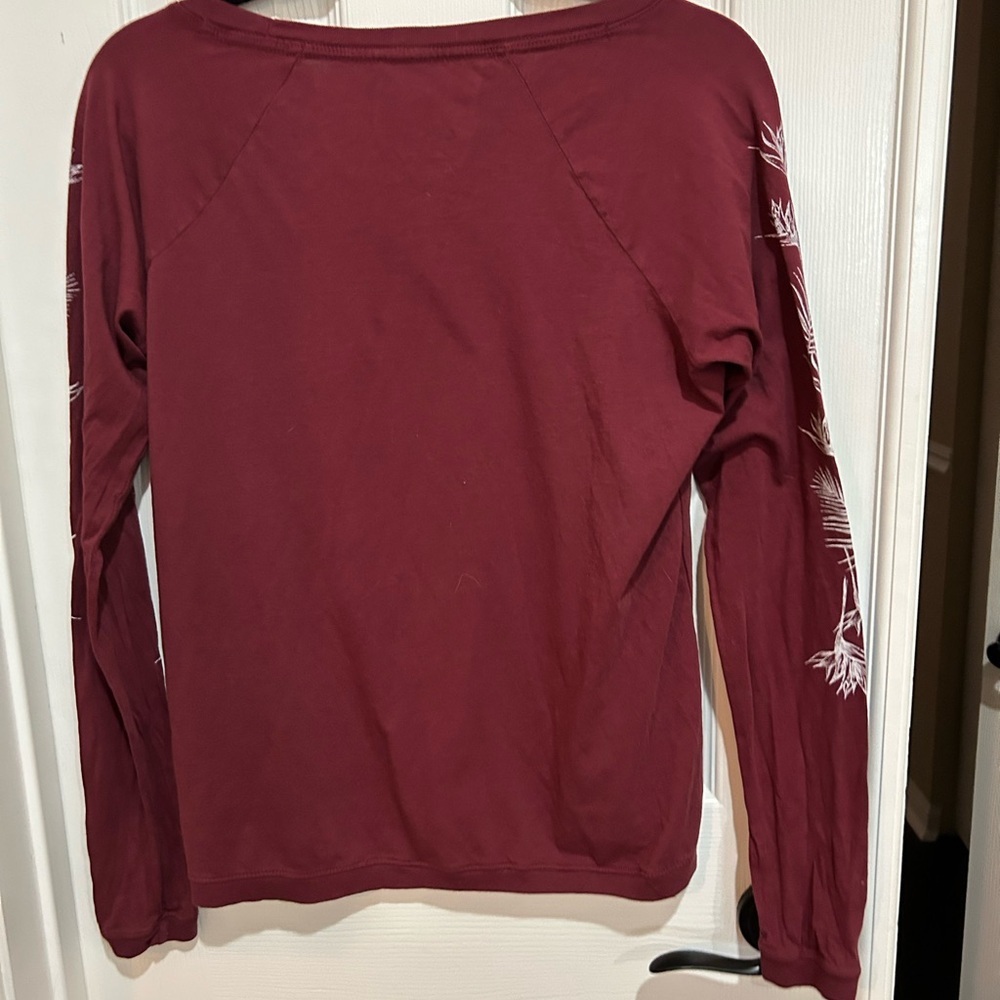 Roxy Women's Burgundy Long Sleeve T Shirt with White Leaf Design x-small - Picture 2 of 3